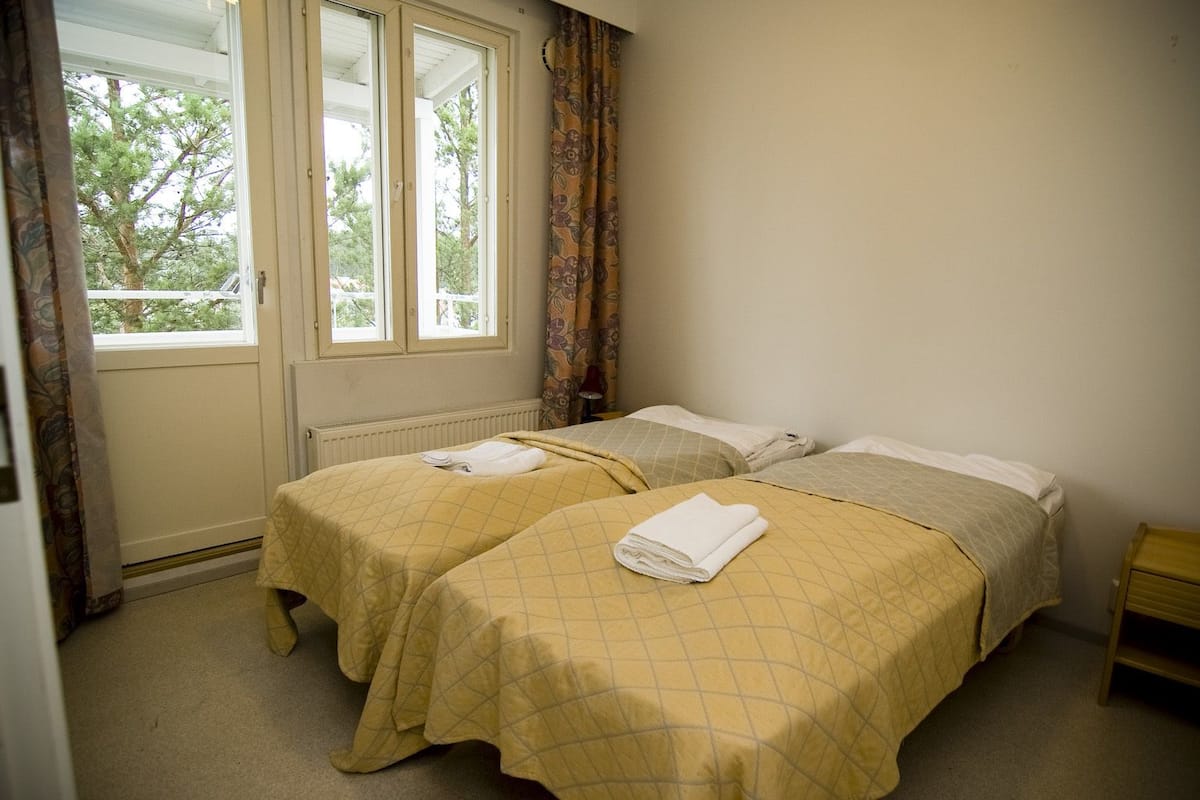 Twin Room | Desk, cots/infant beds