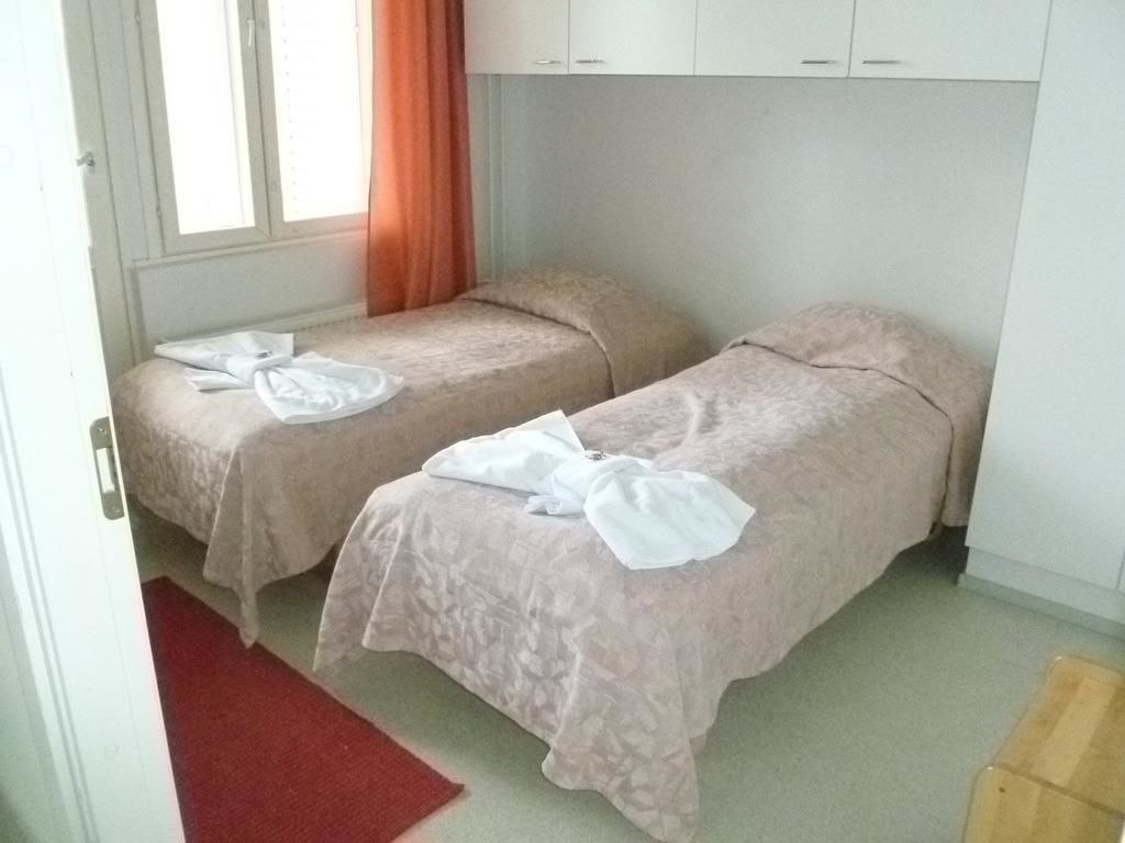 twin room | desk, cots/infant beds