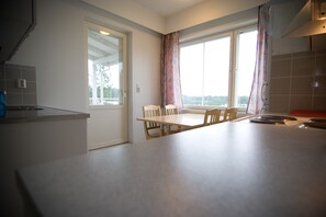 Jääkaappi, uuni, liesi, kahvin-/teenkeitin