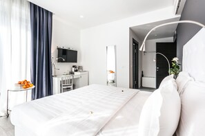 Kamar Superior | Selimut bulu angsa, minibar, brankas, dan meja kerja