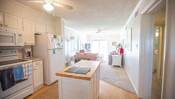 House, 2 Bedrooms | Private kitchen | Full-size fridge, microwave, oven, stovetop