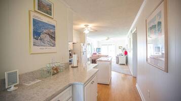 House, 2 Bedrooms | Private kitchen | Full-size fridge, microwave, oven, stovetop