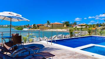 4 piscinas externas, barracas de cortesia, guarda-sóis