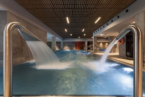 Piscina interna, piscina externa, espreguiçadeiras, salva-vidas no local