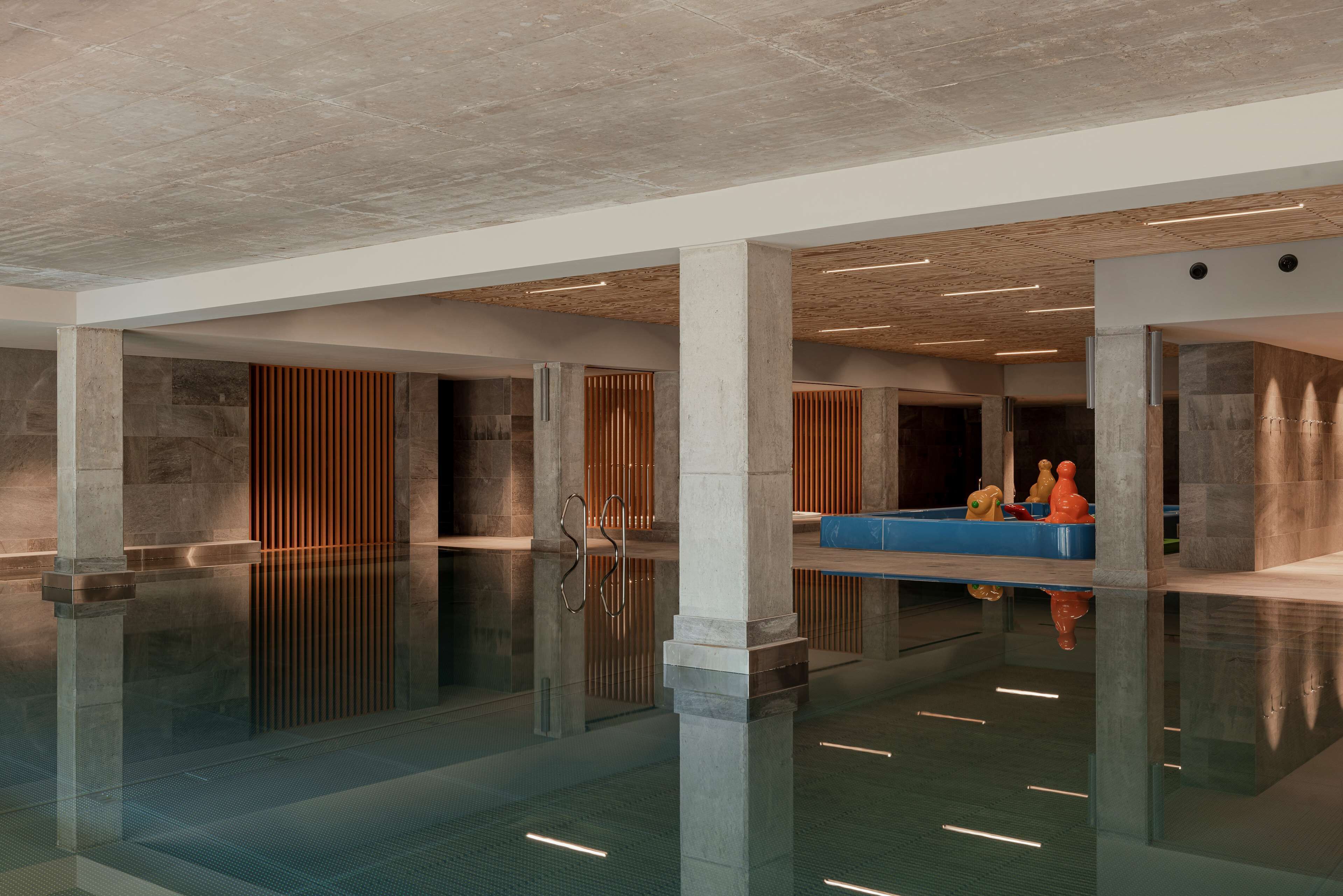 Una piscina techada, una piscina al aire libre