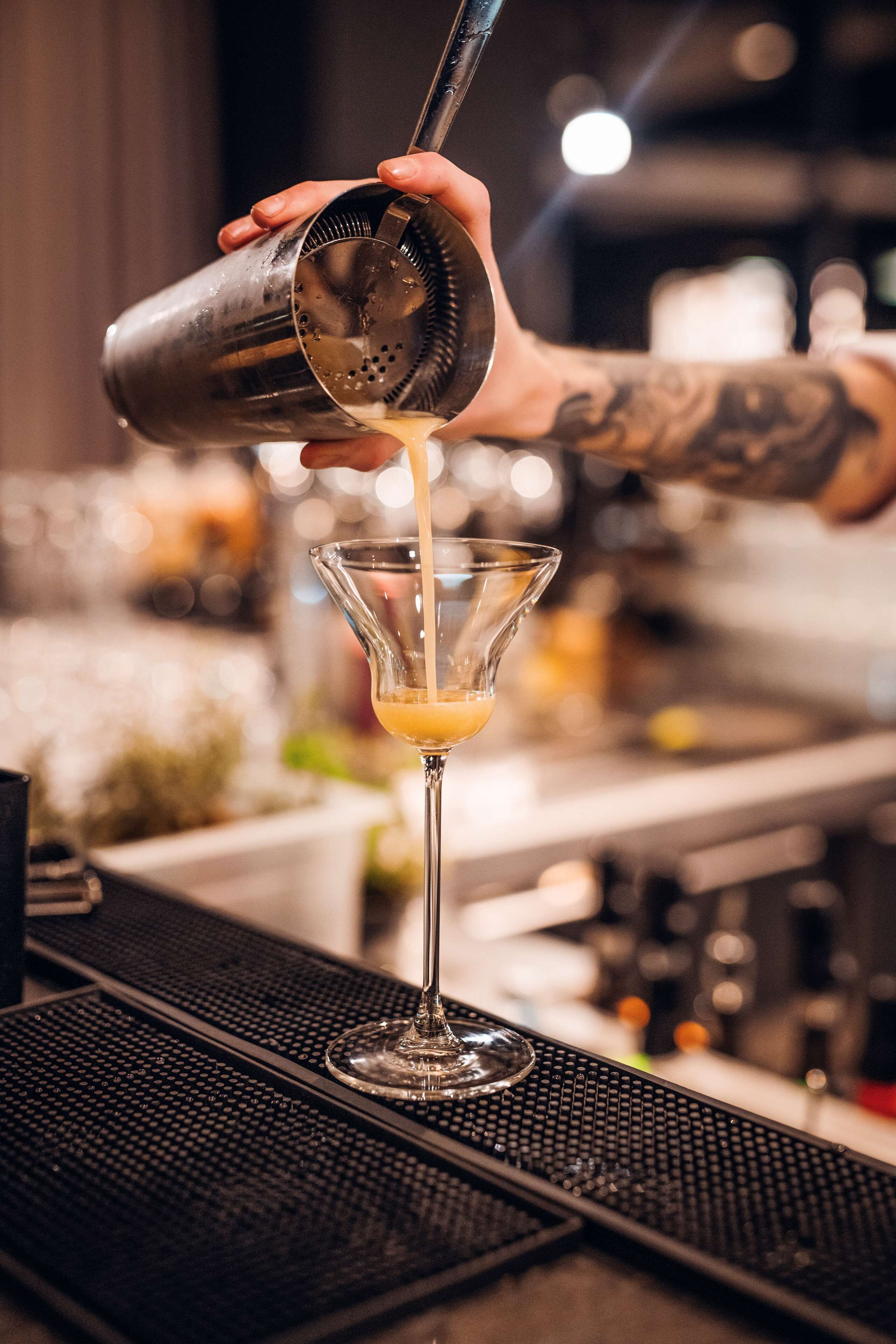 Un cambrer servint una copa de martini.