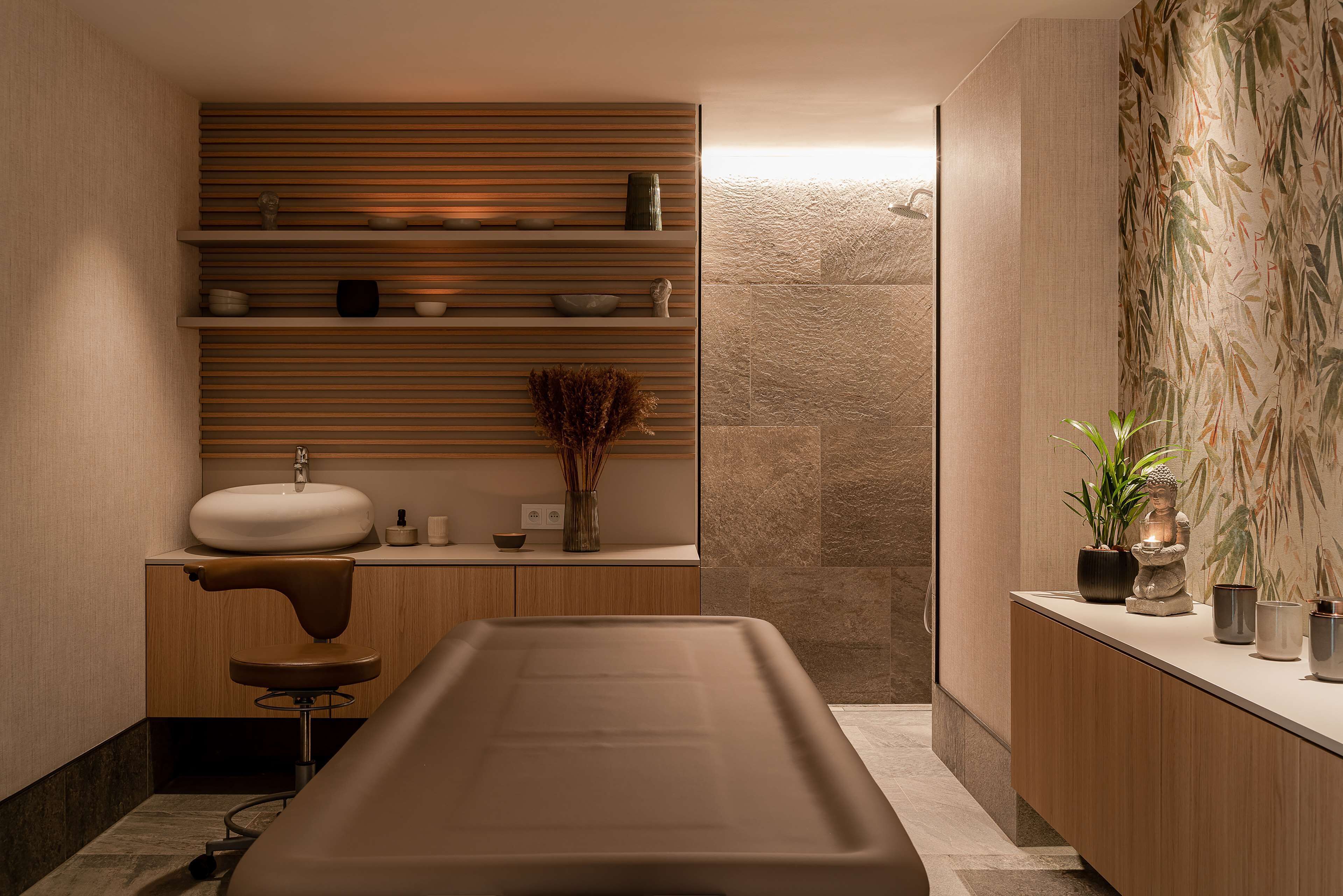 Un baño moderno con tocador de madera, una bañera grande y un estante con artículos de aseo.