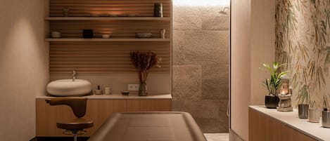 Un baño moderno con tocador de madera, una bañera grande y un estante con artículos de aseo.
