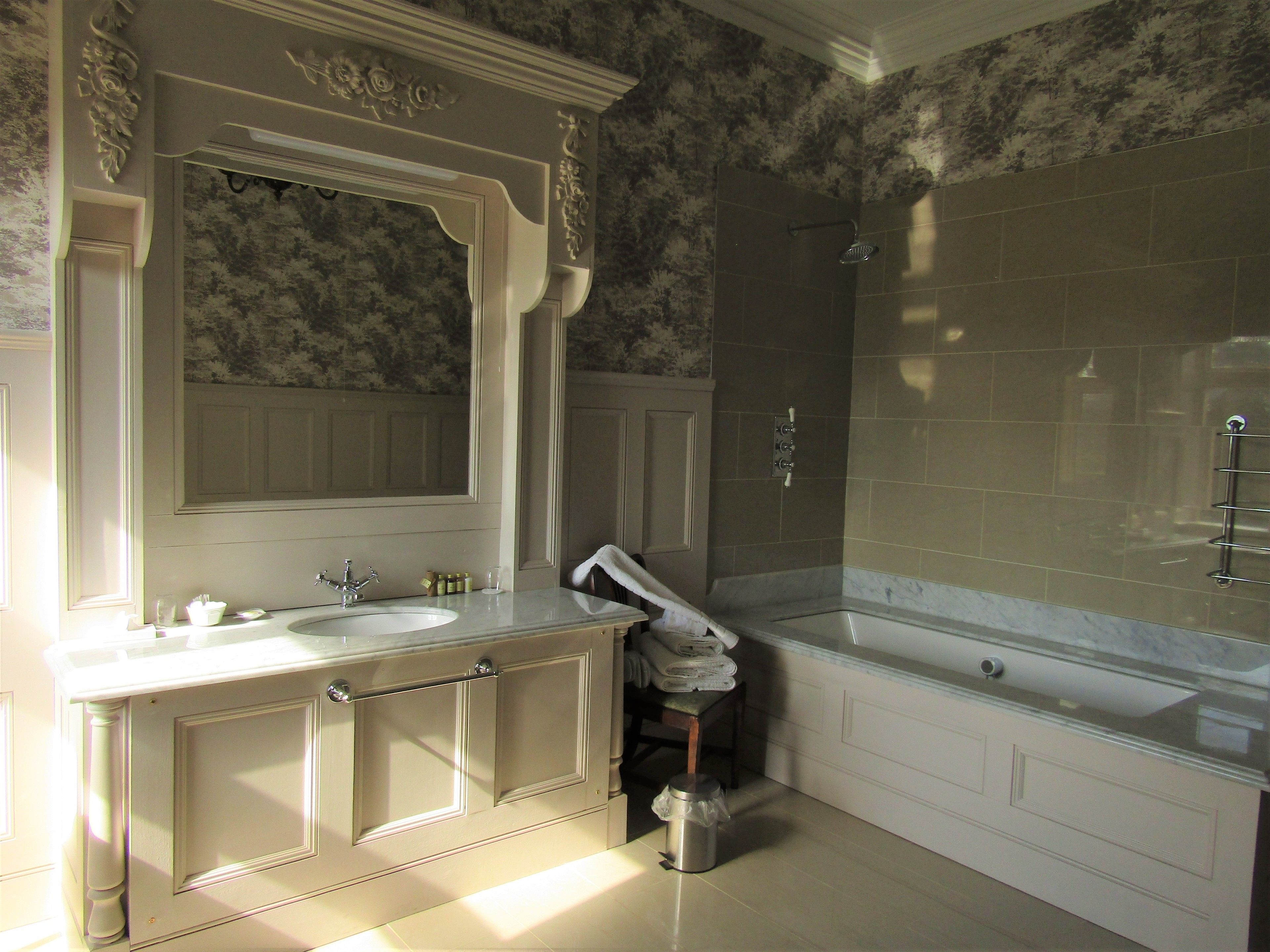 classic double room, 1 king bed, garden view | bathroom | combined shower/bathtub, deep-soaking bathtub, rainfall showerhead