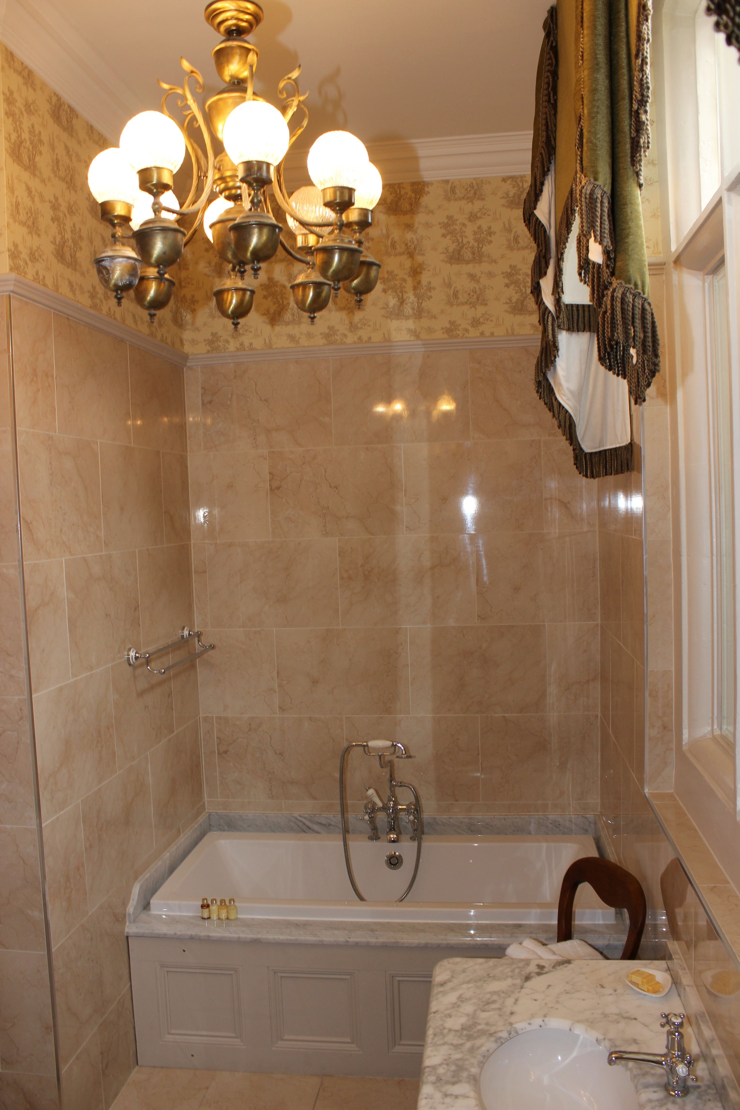 deluxe double room, 1 king bed, garden view | bathroom | combined shower/bathtub, deep-soaking bathtub, rainfall showerhead