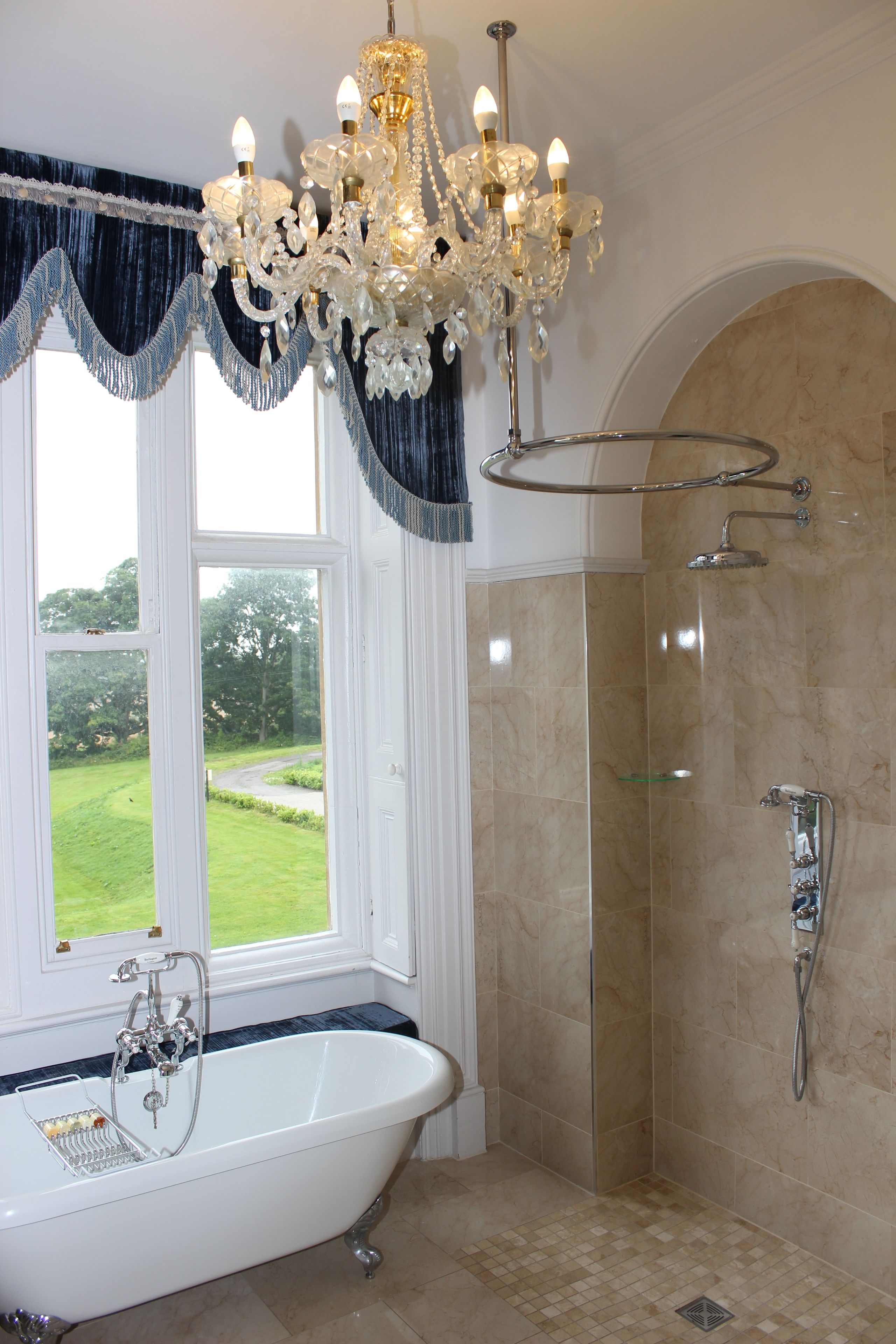 deluxe double room, 1 king bed, garden view | bathroom | combined shower/bathtub, deep-soaking bathtub, rainfall showerhead