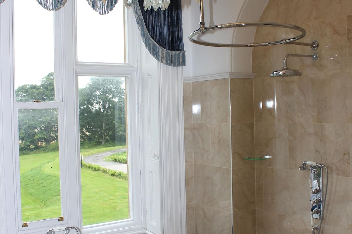 deluxe double room, 1 king bed, garden view | bathroom | combined shower/bathtub, deep-soaking bathtub, rainfall showerhead