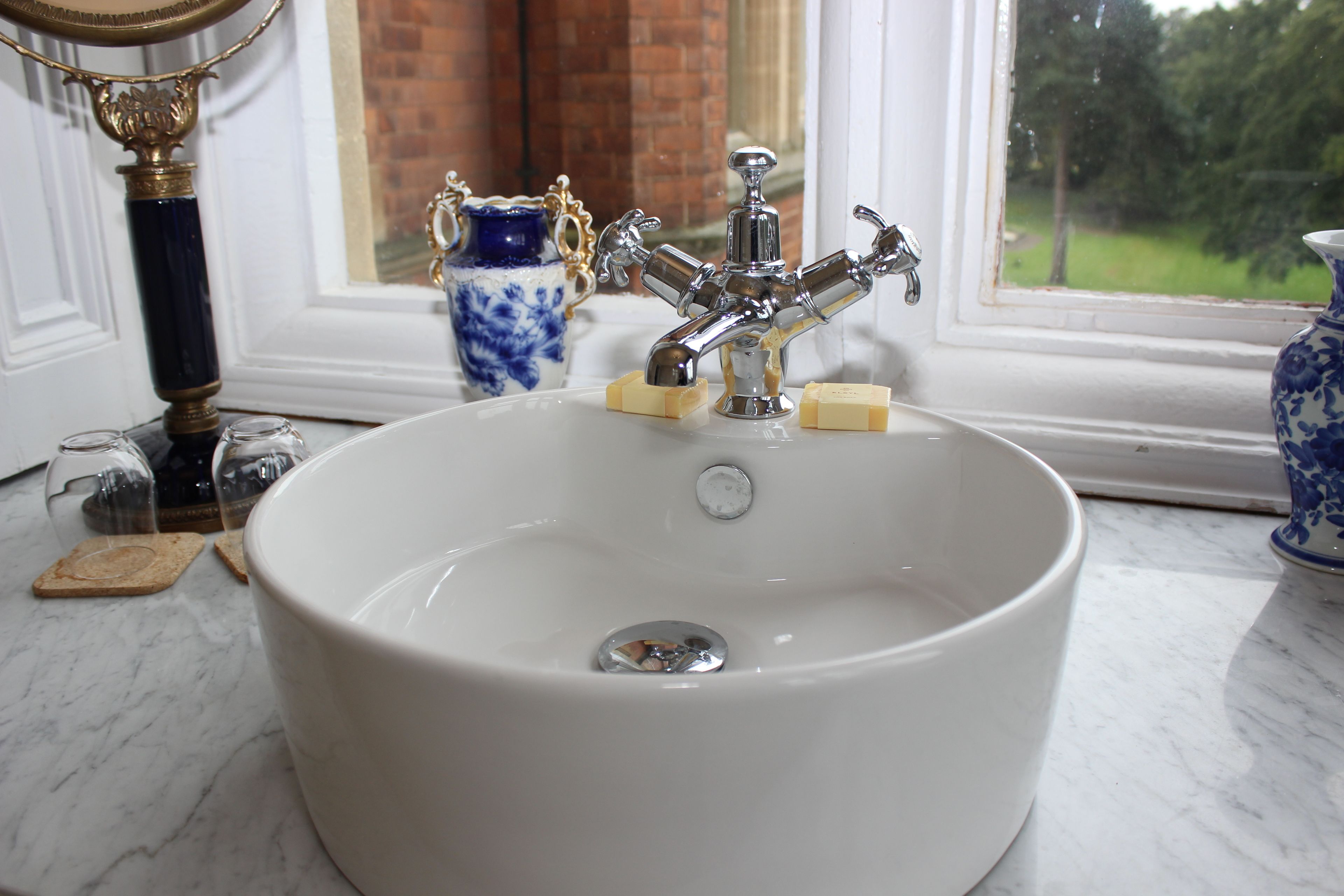 deluxe double room, 1 king bed, garden view | bathroom sink