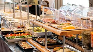 Tägliches Frühstücksbuffet (24 EUR pro Person)
