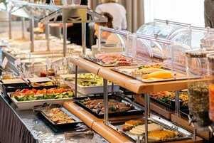 Desayuno buffet diario (EUR 24 por persona)