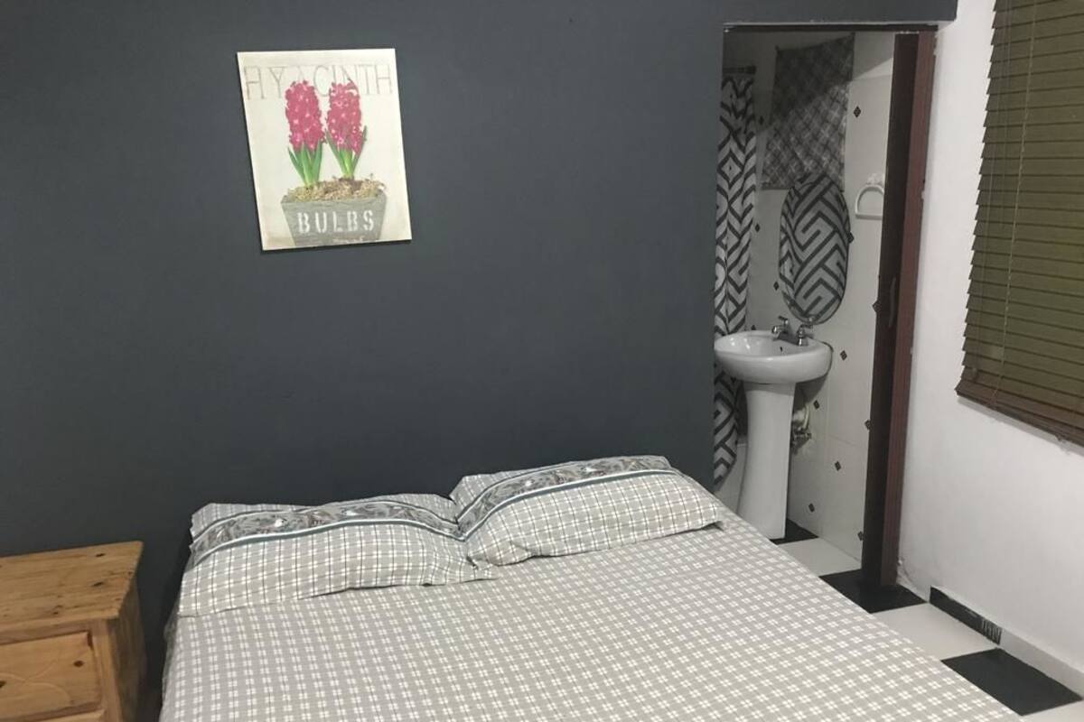 Standard Double Room With Fan | Sengetøy av topp kvalitet, strykejern/-brett og wi-fi (inkludert)
