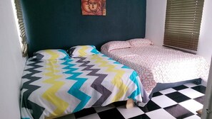 Chambre familiale (A/C) | Literie de qualité, fer et planche à repasser, accès au Wi-Fi (inclus)