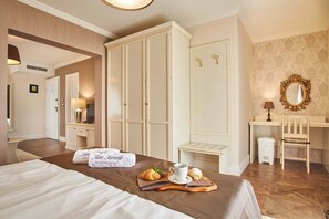 Minibar, safe på rommet, skrivebord og barnesenger (inkludert)