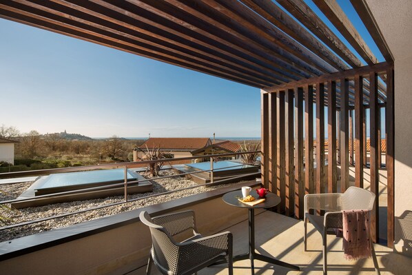 Breakfast, lunch and dinner served