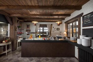 Frukost, lunch och middag serveras