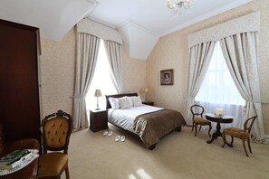 أغطية فراش متميزة وخزنة داخل الغرفة ومكتب وواي فاي مجانًا