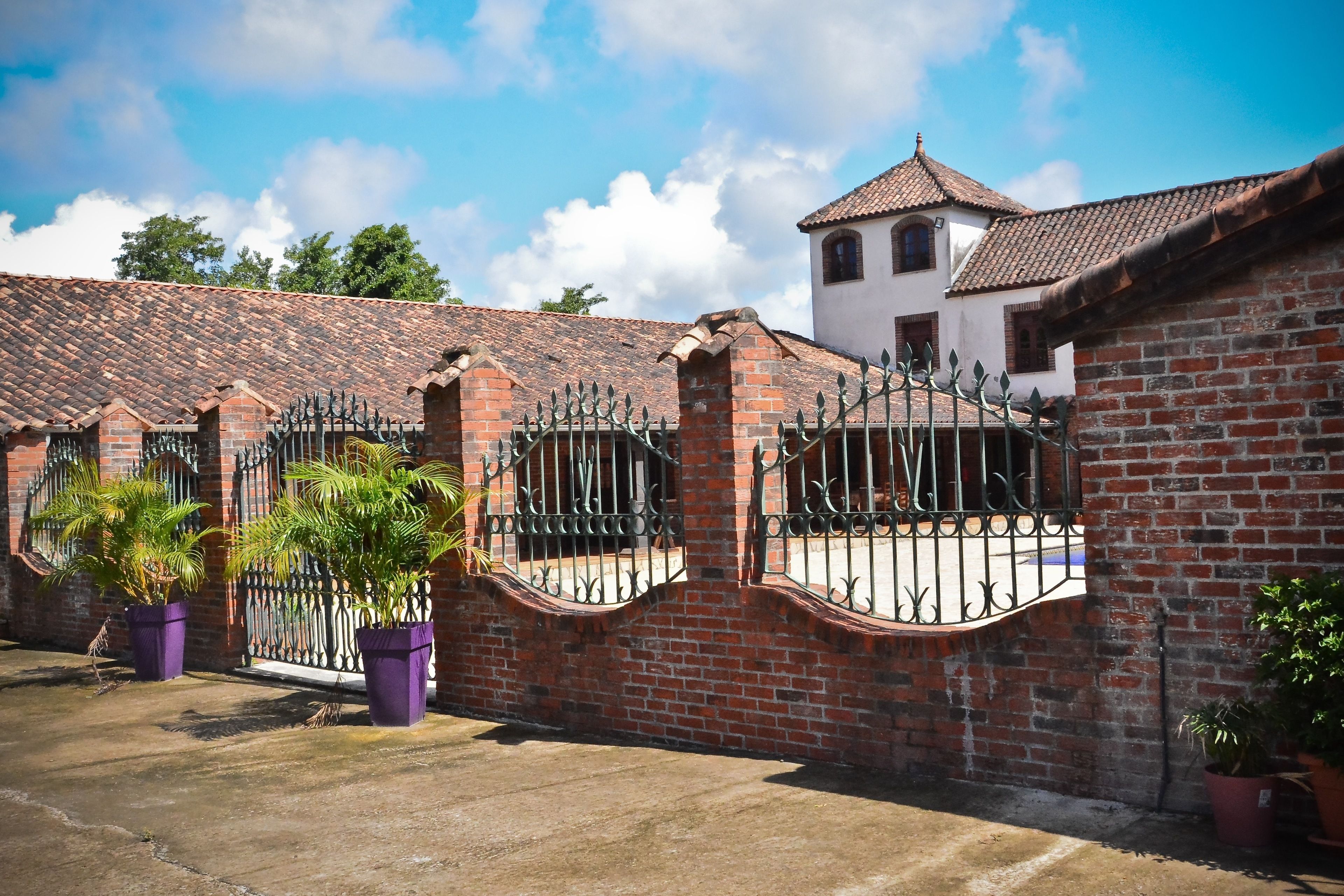 Vista frontal de la propiedad