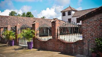 Vista frontal de la propiedad