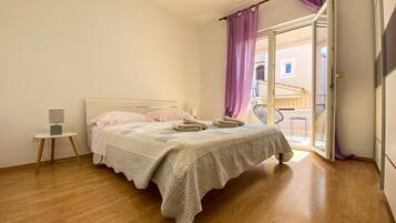 Apartment, 3 Bedrooms, Balcony (first floor) | Barnesenger (inkludert), wi-fi (inkludert) og sengetøy