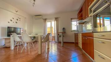 Apartment, 3 Bedrooms, Balcony (first floor) | Eget kjøkken | Kjøleskap, kokeplater, kaffetrakter/tekoker og vannkoker