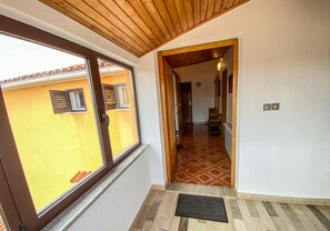 Apartment, 3 Bedrooms, Balcony (second floor) | Coin séjour | Télévision à écran plat