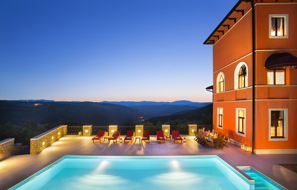 Kauden mukainen ulkouima-allas