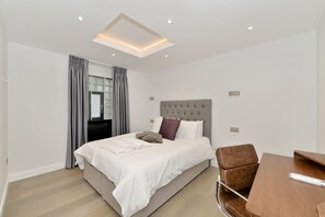 Departamento de lujo, 2 habitaciones, vista a la ciudad | 1 habitación y ropa de cama de alta calidad
