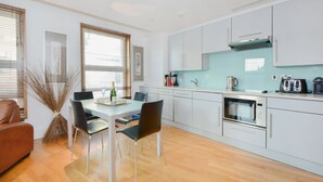 1 bedroom, premium bedding, iron/ironing board, cribs (surcharge) - The Leicester Square Collection (London)