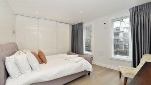 1 bedroom, premium bedding, iron/ironing board, cribs (surcharge) - The Leicester Square Collection (London)