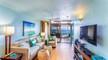 Condo, 2 habitaciones | Sala de estar | Televisión y reproductor de DVD