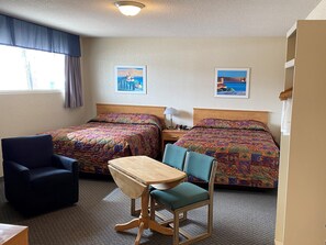 雙人房, 2 張加大雙人床 | 書桌、摺床/加床 (收費)、免費 Wi-Fi、床單