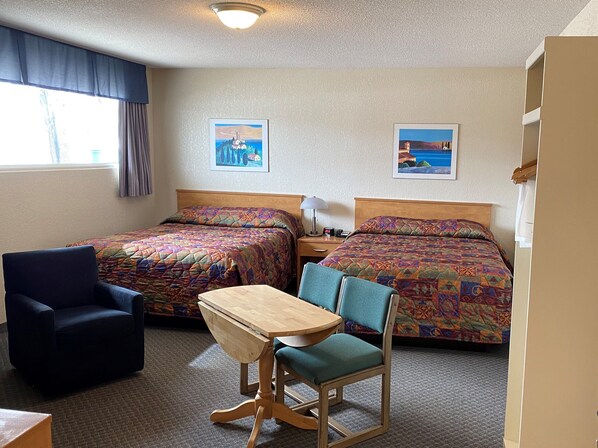 مكتب وأسرّة قابلة للطي وواي فاي مجانًا وملاءات أسرّة