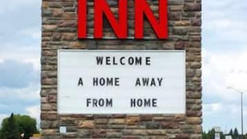 A Prairie Mountain Inn sign with a welcoming message.