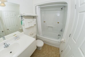 샤워기/욕조 결합, 무료 세면용품, 타월