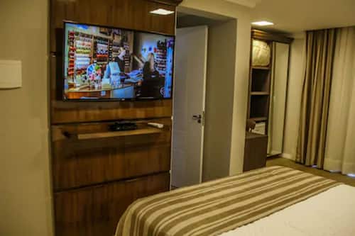 Roupas de cama premium, frigobar, cofres nos quartos, escrivaninha