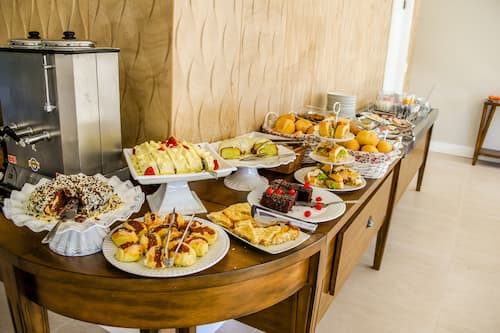 Café da manhã com buffet grátis todos os dias