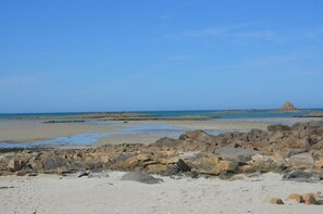 A rocky beach with a clear sky. - Hôtel Le Week-End (Plouider)