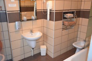 Hair dryer, towels - Hôtel Le Week-End (Plouider)