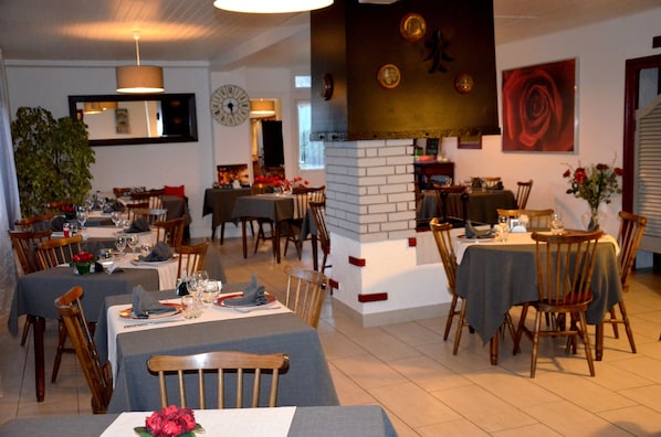 Déjeuner, dßner et souper servis sur place; cuisine de fruits de mer