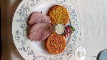 Breakfast, lunch, dinner served; seafood