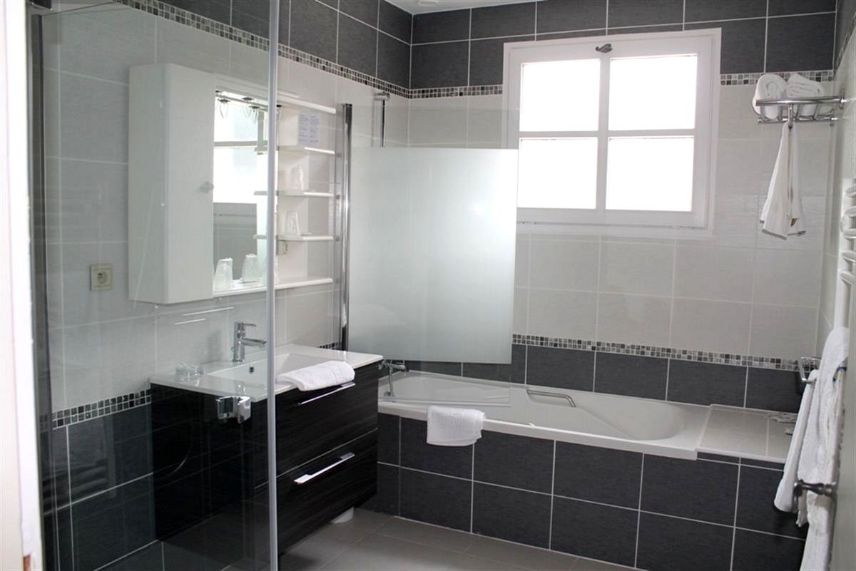 family suite, 2 bedrooms | bathroom | free toiletries, hair dryer, towels