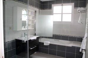 Familien-Suite, 2 Schlafzimmer | Badezimmer | Kostenlose Toilettenartikel, Haartrockner, Handtücher