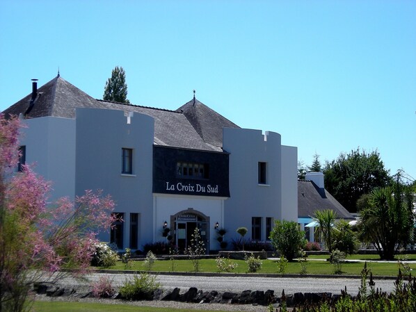Front of property - La Croix du Sud (Le Tour-du-Parc)