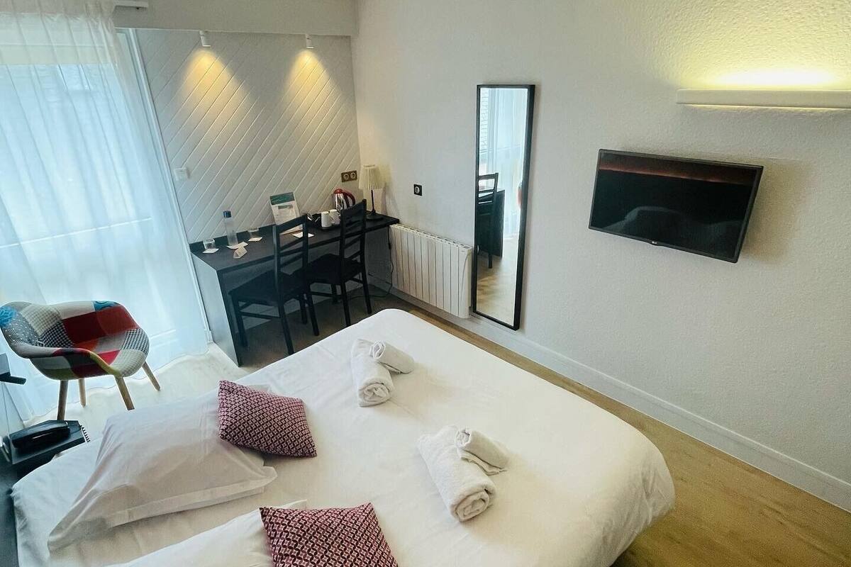 premium double room | premium bedding, individually decorated, desk, laptop workspace