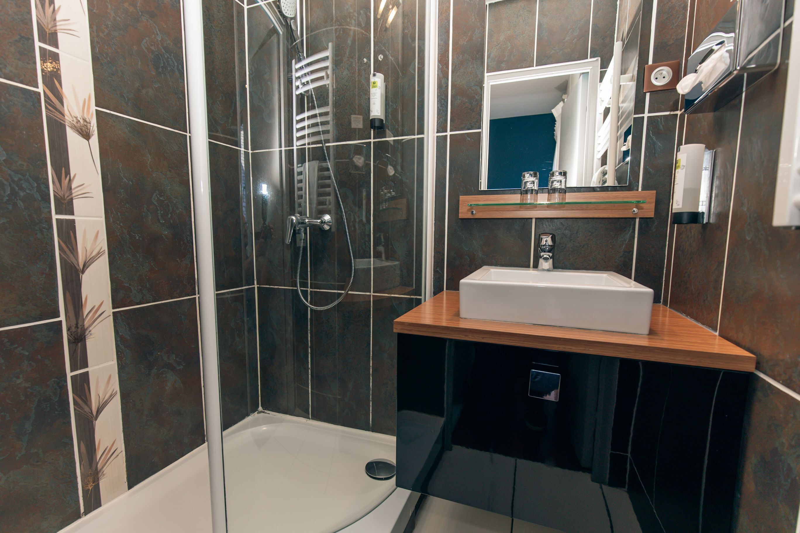 chambre double standard | bathroom | hair dryer, towels, soap, shampoo